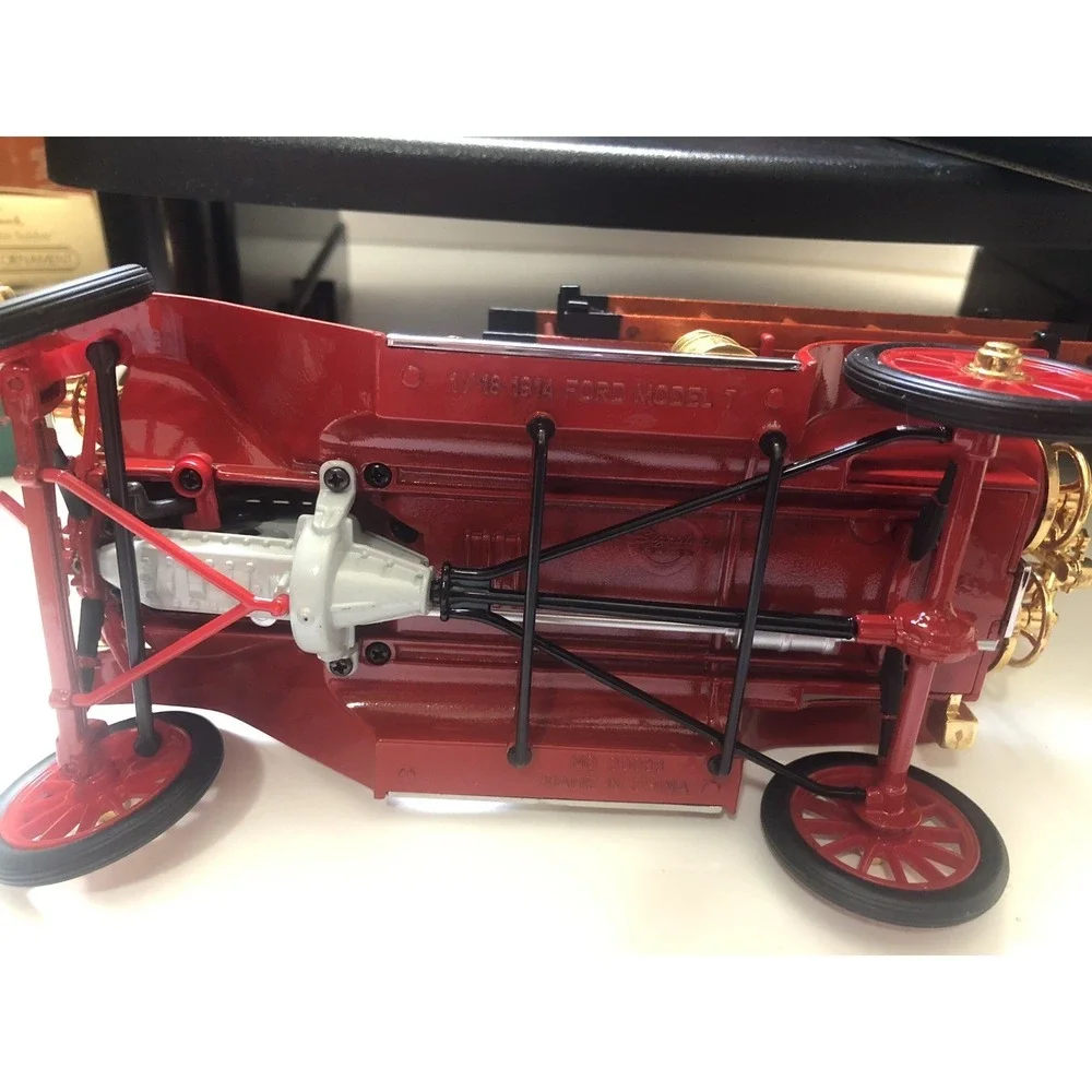 Road Signature 1914 Ford Model T Firetruck 1:18‎ Diecast Red w/ Coin & Box